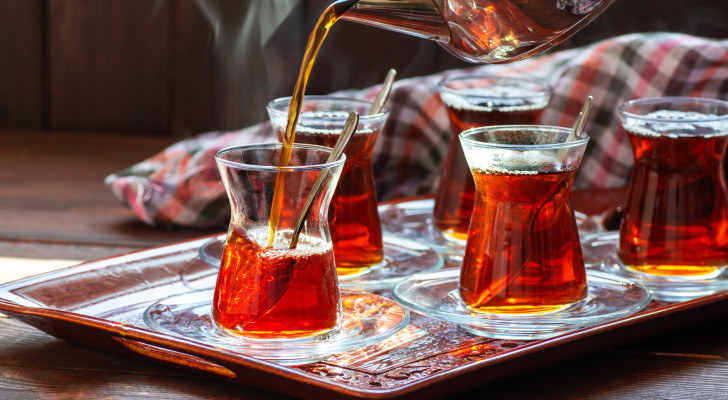 سر تفضيل الأغلبية للشاي الغامق.. هل يؤثر على الصحة؟