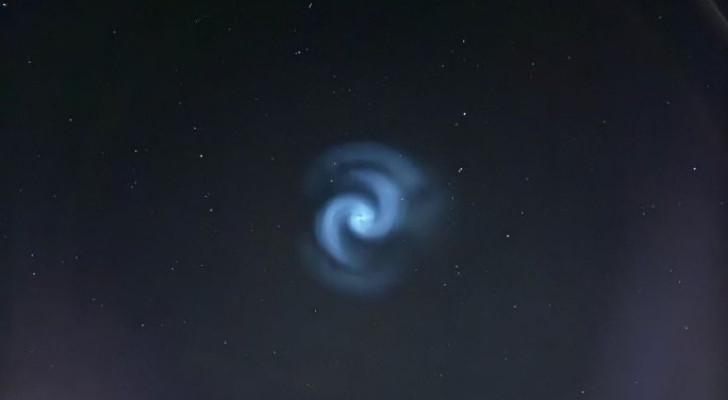 ظهور دوامة زرقاء غريبة تثير الرعب في سماء أوروبا