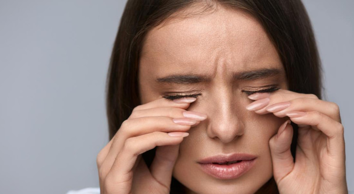 ما الذي يدفعنا لفرك أعيننا عندما نتعب؟ اكتشف الإجابة العلمية