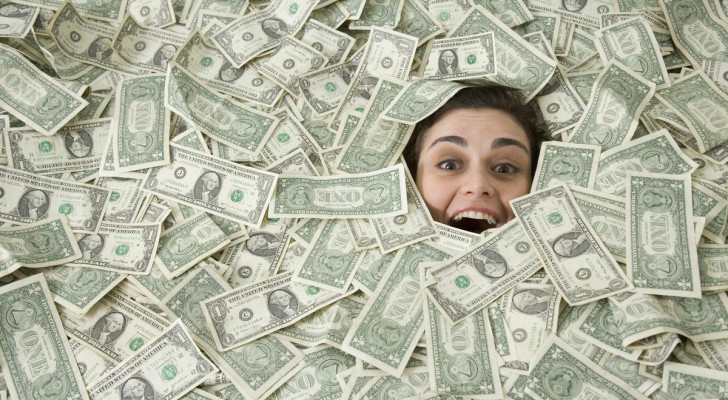 تقرير السعادة العالمي يثبت .. "هذا الشيء يمنحك سعادة أكبر من زيادة الراتب!"