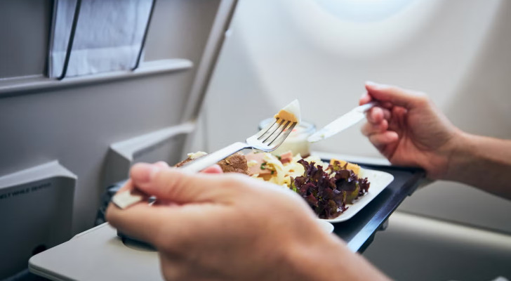 لماذا نشعر أن مذاق الطعام على متن الطائرة ليس لذيذا؟