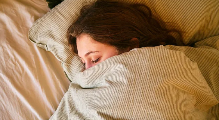 لماذا لا يشعر البعض بالتعب رغم قلة النوم؟ العلماء يكشفون السر!