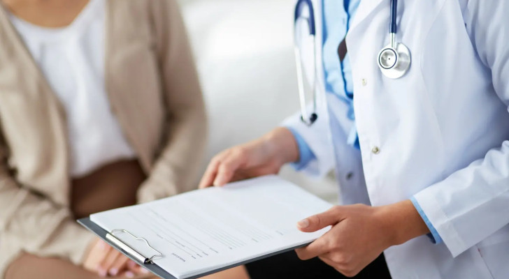 ما الفرق بين أعراض أورام الثدي الحميدة وسرطان الثدي؟ دليل شامل لكل امرأة