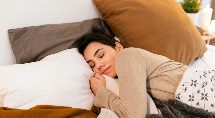 علماء النفس يحذرون: النوم على ثلاث وسائد أو أكثر مؤشر نفسي مقلق!