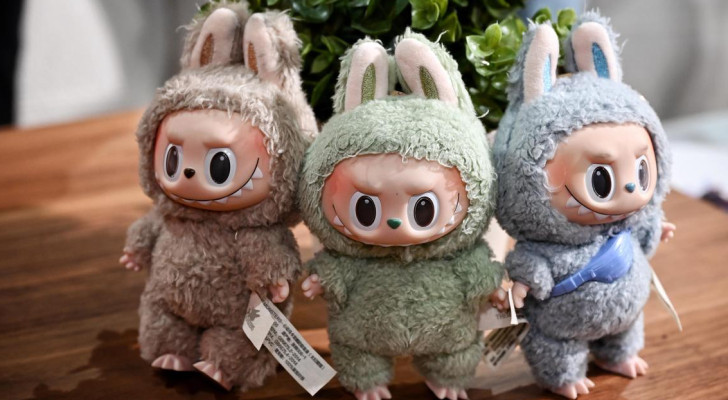 من لعبة غريبة إلى "تعليقة الموسم"… ما سر هوس عشاق الموضة بـ "لا بوبو"؟