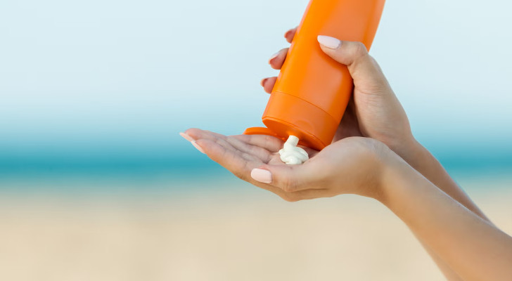 لعشاق واقي الشمس.. احذروا فقد يسبب لكم كسورا في العظام!