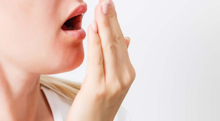 متى تكون رائحة الفم الغريبة علامة على الفشل الكلوي؟