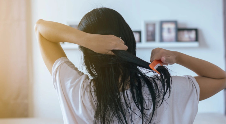 احذري النوم وشعرك مبلل… عادة بسيطة تدمر شعرك دون أن تدري!