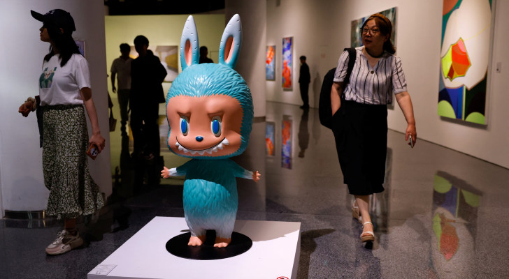 "لابوبو".. إلى أين بعد؟ بيع لعبة لابوبو عملاقة بمزاد علني بـ 150 ألف دولار!