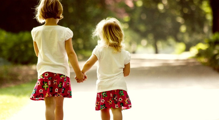 العلم يؤكد: وجود الأخت يعزز الصحة النفسية ويمنحك نظرة أكثر إيجابية للحياة!