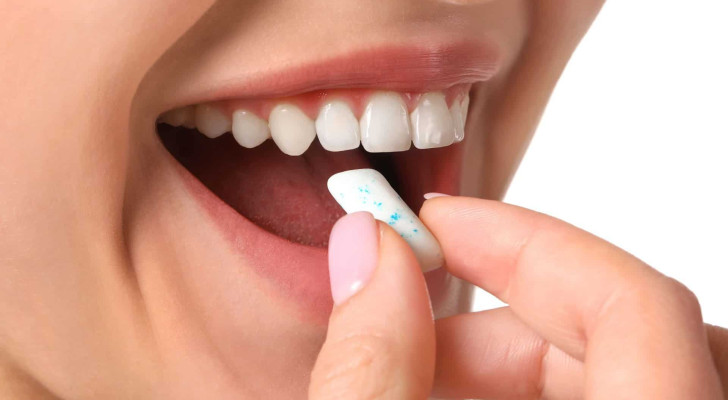 عادة غريبة تنتشر بسرعة: مضغ العلكة قبل الأكل.. حيلة غذائية أم فخ يضر المعدة؟