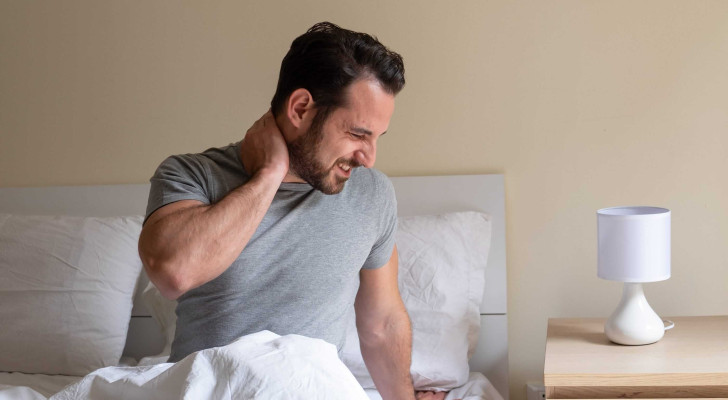 علاقة ديسك الرقبة بوضعية النوم: ما يقوله الأطباء