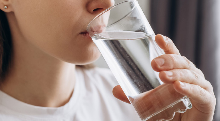 لن تصدق الفارق .. أيهما يرطب الجسم أكثر: الماء أم الحليب؟