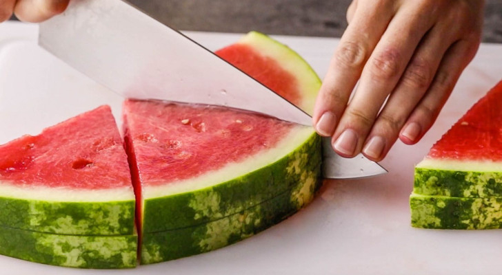 احذر عند تقطيع البطيخ.. عادة شائعة قد تصيبك بالتسمم!