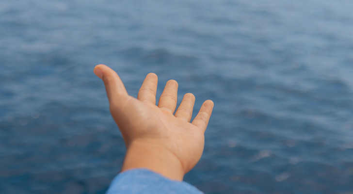 معجزة في عرض البحر.. أب يقفز خلف طفلته لإنقاذها من الغرق على متن سفينة سياحية