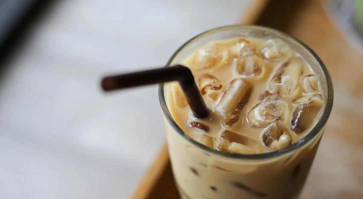 حتى اللاتيه المثلج: احذروا القهوة في موجات الحر!.. الإفراط فيها خطر خفي يهدد صحتكم!