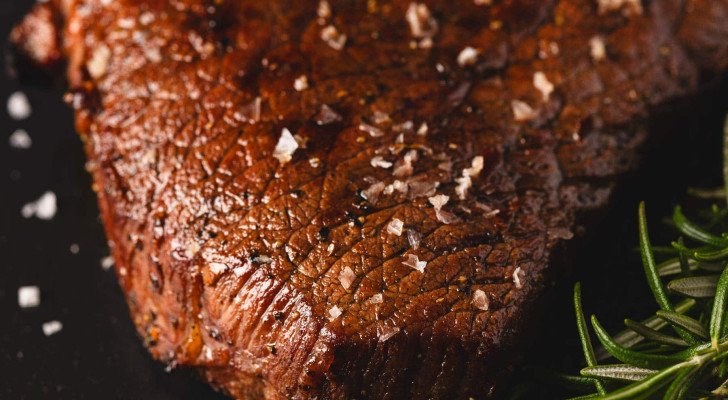 السائل الأحمر في شرائح اللحم غير الناضجة تماما .. هل هو دم أم شيء آخر؟