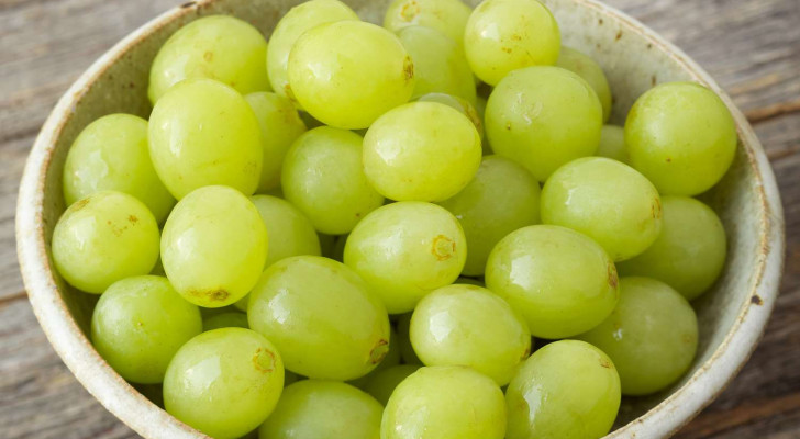 لماذا توصى النساء بالإكثار من تناول العنب بعد انقطاع الطمث؟