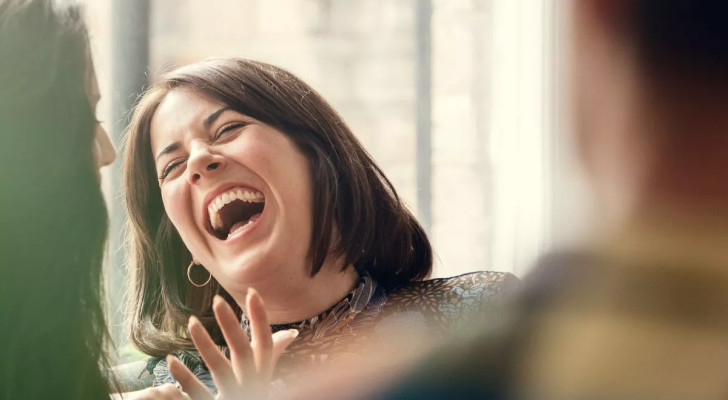 الخبراء يثبتون: الضحك في اللحظات غير المناسبة ليس سخرية بل حيلة ذكية من دماغك!