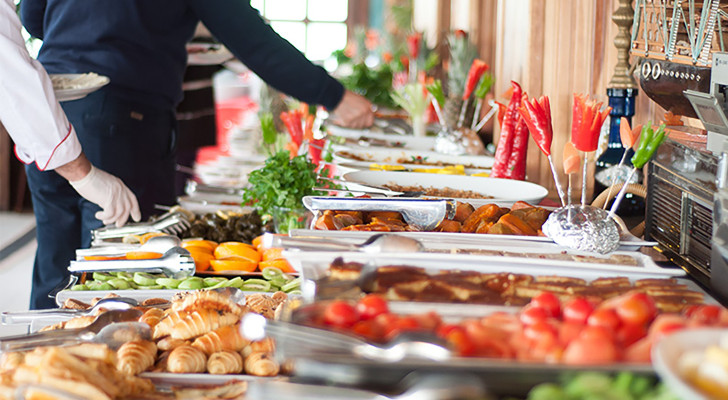 10 قواعد ذهبية لإتيكيت البوفيه المفتوح في حفلات الزفاف والمناسبات