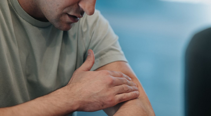 تنميل الذراع اليسرى.. عرض بسيط أم إنذار لمرض خطير؟