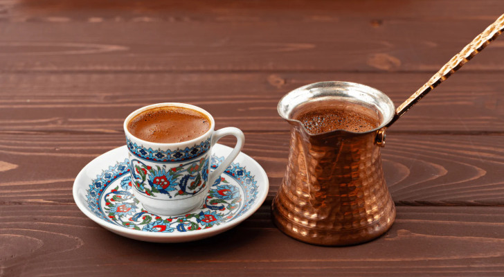 الخبراء يحذرون: خطأ شائع في شرب القهوة قد يؤثر على قلبك!