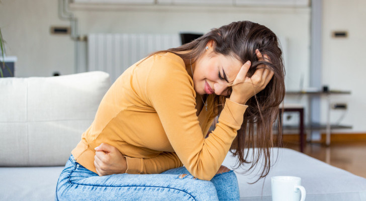 ألم في رأس المعدة قبل الأكل وبعده.. ما السبب؟ وكيف تتصرف؟