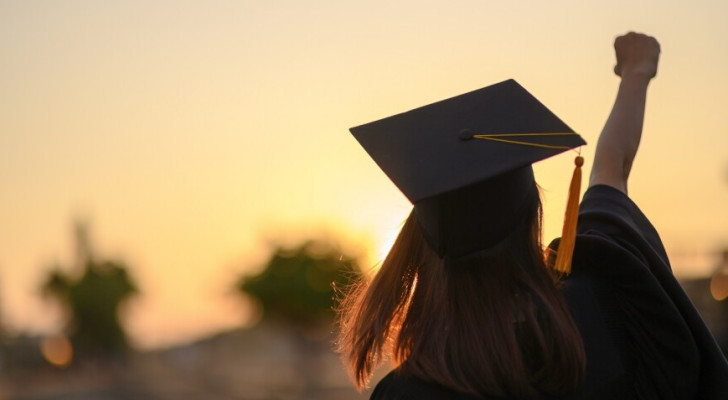 أجمل هدايا النجاح في التوجيهي 2025.. رمزية، تقنية، ومميزة