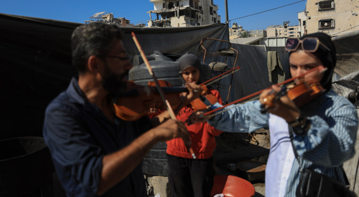 غزة – إبداع وسط أنقاض الحرب: شبان يتعلمون العزف ويزرعون الأمل بالموسيقى