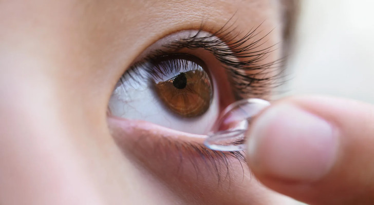 عدسات لاصقة تفقد فتاة بصرها.. والأطباء يحذرون!