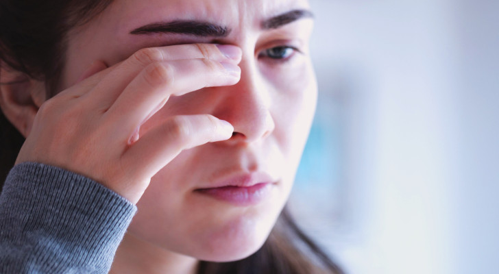 لماذا تدمع عيناك فجأة بلا أي سبب؟ أهم الأسباب والحلول الطبية