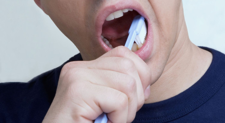 قبل الإفطار أم بعده؟ إليك الوقت الأمثل لغسل الأسنان صباحا!