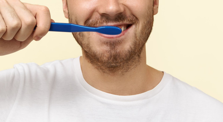 لماذا عليك الانتظار نصف ساعة على الأقل قبل تنظيف أسنانك بعد الطعام؟