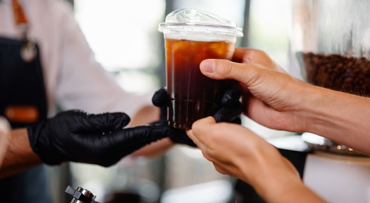 الخبراء يحذرون محبي القهوة واللاتيه: كوب واحد يوميا قد يلتهم راتبكم!