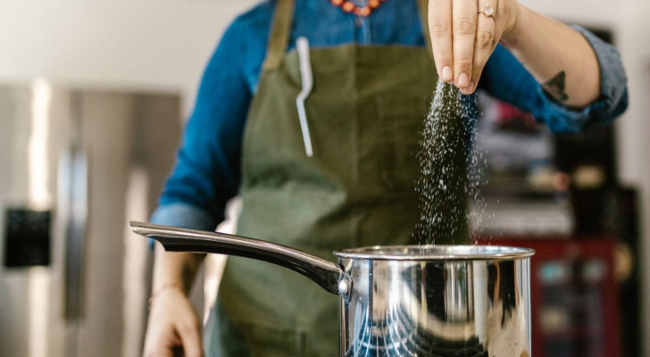 تخلص من "السم الأبيض": بدائل الملح الطبيعية لصحة قلبك