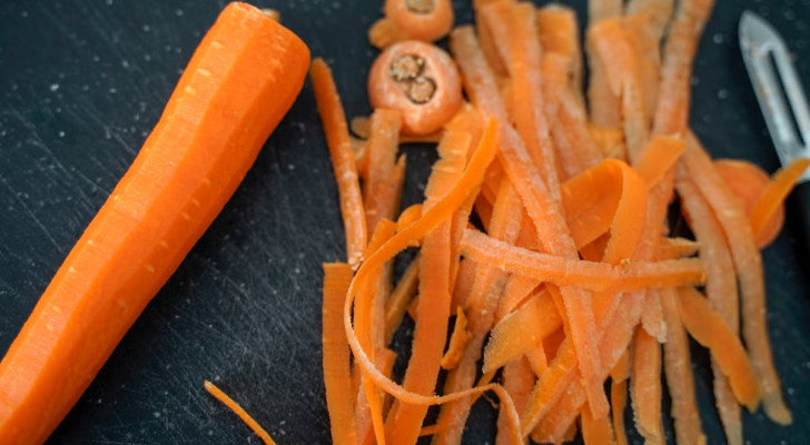 5 طرق ذكية لاستخدام قشور الجزر… لا ترمها بعد اليوم!