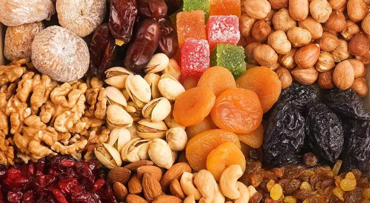 مكسرات وفواكه مجففة تقوي الشعر وتحد من تساقطه