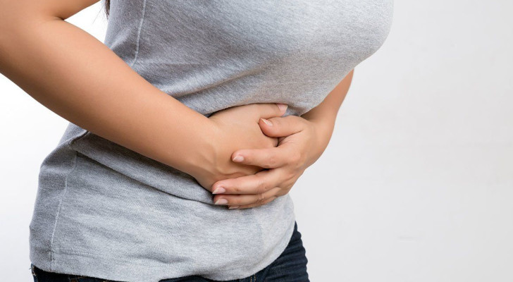 وداعا لنفخة القولون صباحا .. عادات صباحية تساعدك في علاج الإمساك والانتفاخ