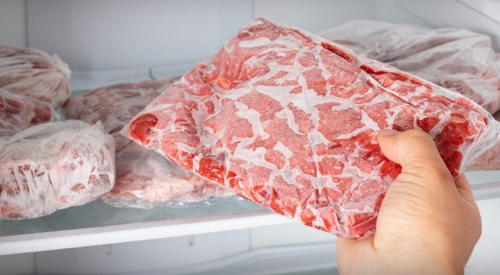 أخطاء شائعة عند تذويب اللحوم والدواجن المجمدة قد تعرضك للخطر