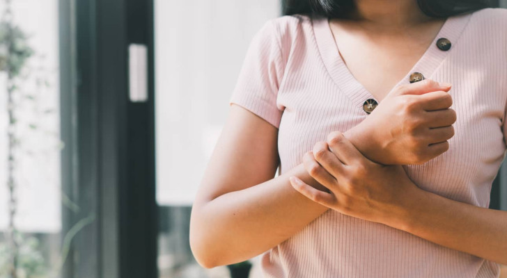 لا تهملي هذا العرض.. قد يكون أول إنذار من سرطان الثدي! أغلب النساء يعتقدنه طبيعيا