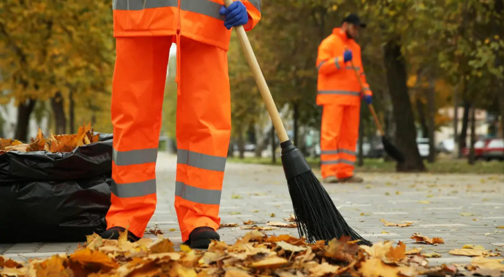 مليونير يملك 7 شقق واستثمارات.. ويصر على عمله كعامل نظافة لهذا السبب!