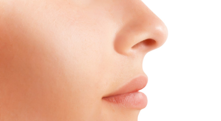 انظر للمرآة .. علامة صغيرة في أنفك تكشف حالتك النفسية!