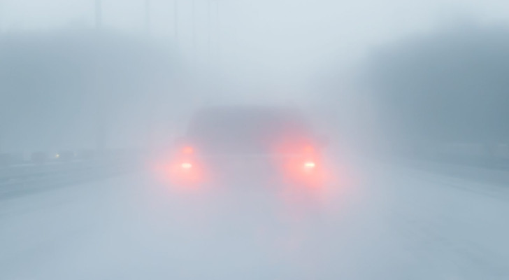 ضباب كثيف على الطريق؟ هكذا تقود سيارتك الكهربائية بأمان!