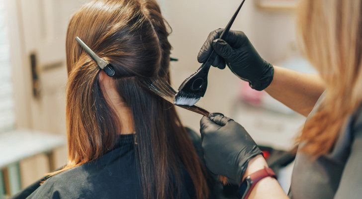 أصيبت بالتهاب الكلى بسبب صبغ الشعر شهريا!