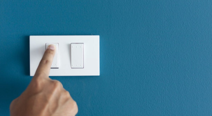 رجل ينجح في توليد كهرباء منزله لمدة 8 سنوات من بطاريات كمبيوتر محمول معاد تدويرها!