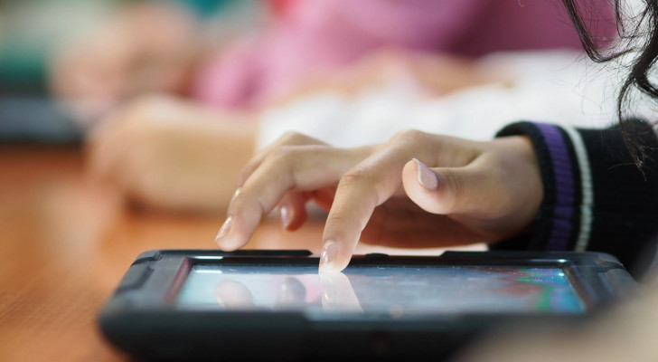 هل وقت الشاشة يضر أطفالك؟ 10% انخفاض في الأداء الدراسي لكل ساعة يومية