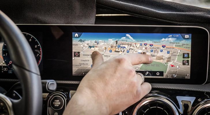 شاشات السيارات: التكنولوجيا التي صممت لتسهيل القيادة… تتحول لسلاح قاتل!