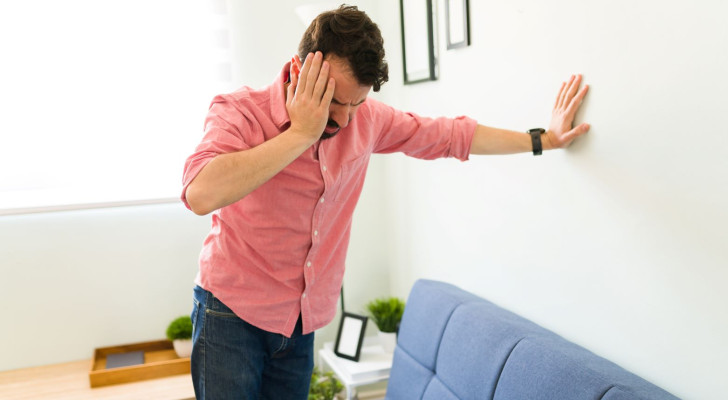 دوخة مفاجئة عند الوقوف: لماذا تشعر بالدوار رغم صحتك الجيدة؟