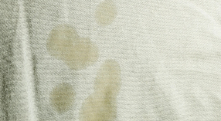 أخيرا وجدنا الحل لبقع الزيت على الملابس بعد الغسيل: بهذه الطرق يمكنك إزالتها بسهولة