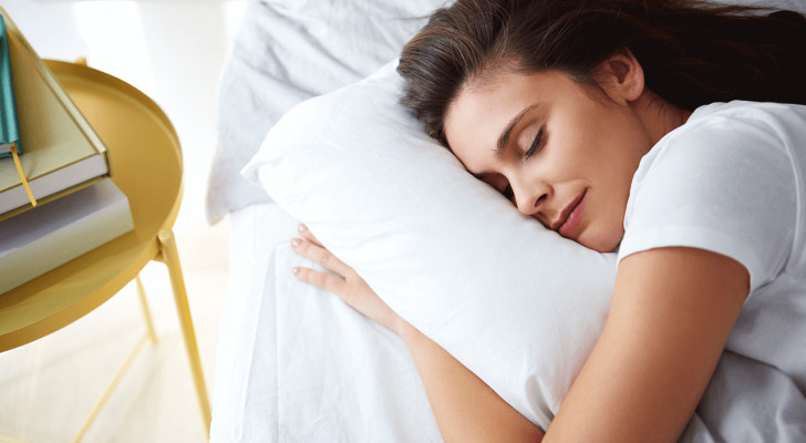 أدمغة النساء تعمل أسرع من الرجال.. ولهذا يحتجن إلى نوم أطول!